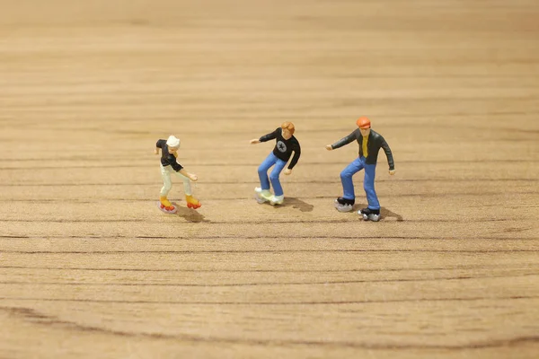 oyuncak patenciler masada alay