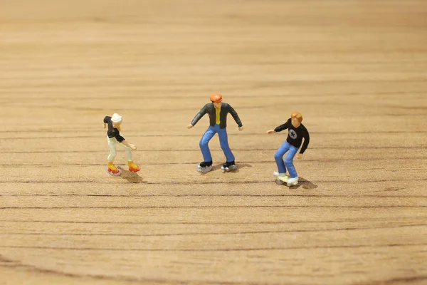 Plezier van Tiny toy schaatsers op tafel — Stockfoto