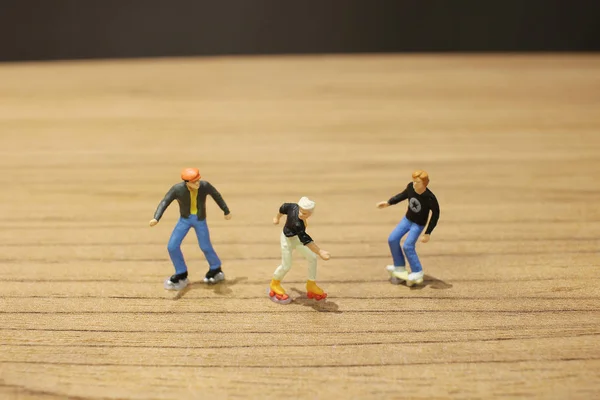 Plezier van Tiny toy schaatsers op tafel — Stockfoto