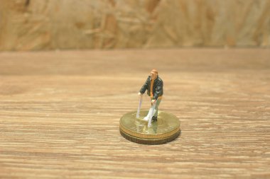 küçük adam sikkelerinde izole koltuk değneği ile