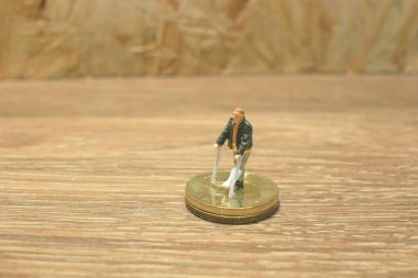 küçük adam sikkelerinde izole koltuk değneği ile