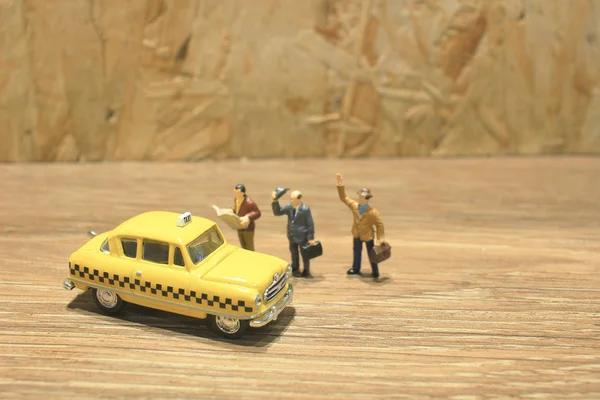 bir taksi bekleyen küçük işletme şekil alay