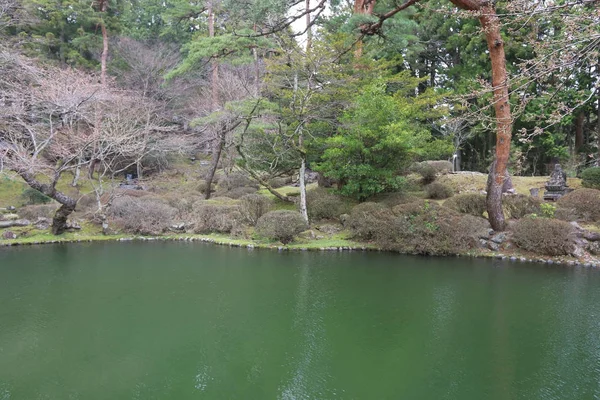 Le jardin du temple sanbutsu do — Photo