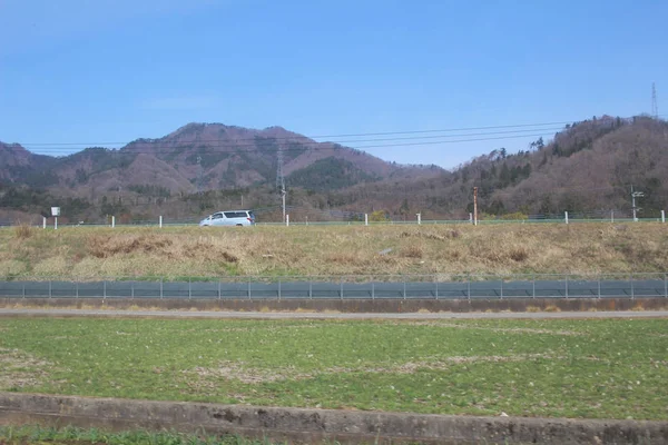 Blick auf die landschaft japan bei chuo line-limited express train — Stockfoto