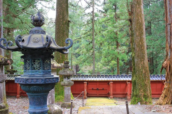 Старий великий японський ліхтар, shrine у Nikko — стокове фото