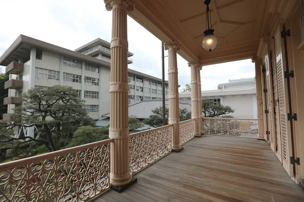 Балкон классического здания в старом доме Ивасаки — стоковое фото