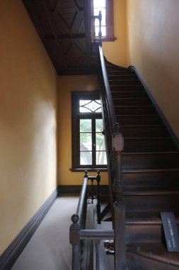 parlak ahşap merdiven