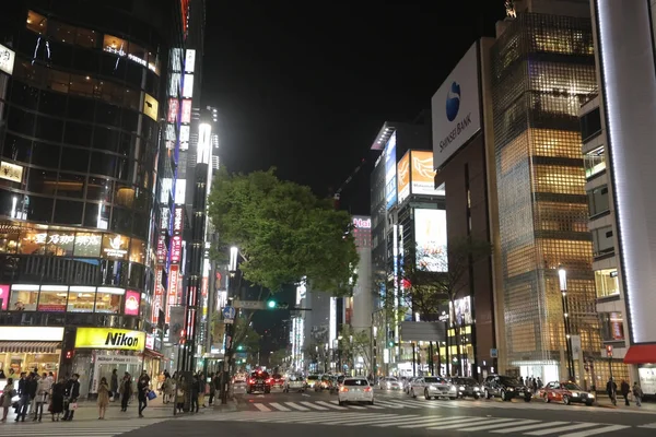 Landmarken av Ginza shoppingområdet på natten — Stockfoto