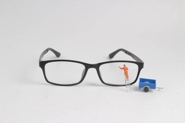 işçinin en az temizleyin Okuma gözlükleri