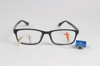 işçinin en az temizleyin Okuma gözlükleri