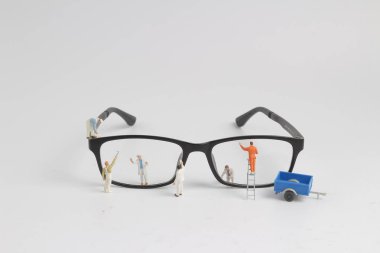 işçinin en az temizleyin Okuma gözlükleri