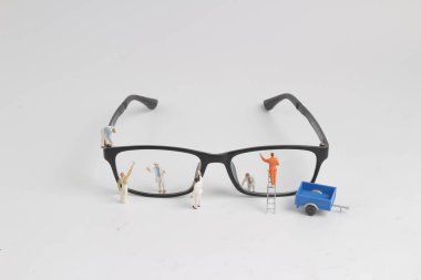 işçinin en az temizleyin Okuma gözlükleri