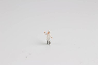 küçücük bir tencere, stand üzerinde beyaz