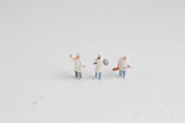 küçücük bir tencere, stand üzerinde beyaz