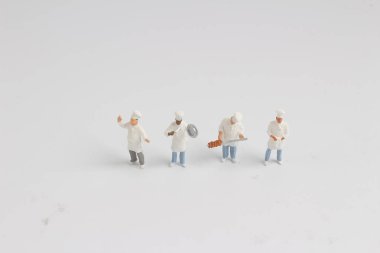 küçücük bir tencere, stand üzerinde beyaz