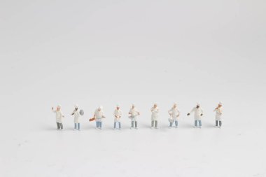 küçücük bir tencere, stand üzerinde beyaz