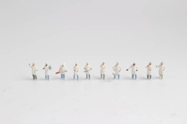 küçücük bir tencere, stand üzerinde beyaz