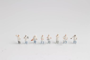 küçücük bir tencere, stand üzerinde beyaz