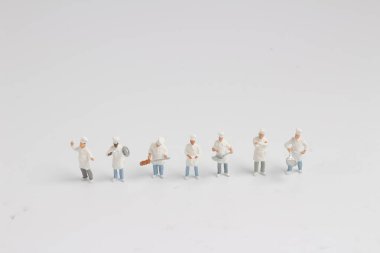 küçücük bir tencere, stand üzerinde beyaz