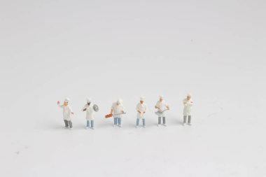 küçücük bir tencere, stand üzerinde beyaz