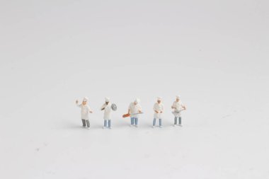 küçücük bir tencere, stand üzerinde beyaz