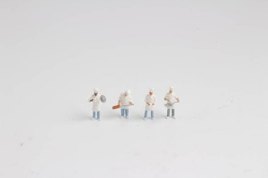 küçücük bir tencere, stand üzerinde beyaz