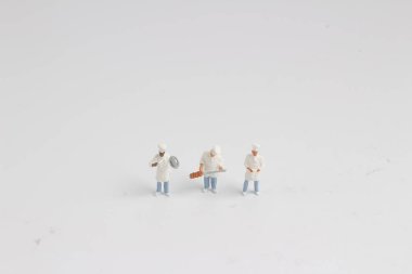 küçücük bir tencere, stand üzerinde beyaz