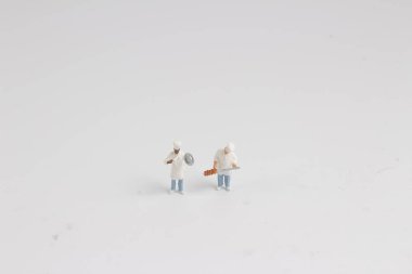 küçücük bir tencere, stand üzerinde beyaz