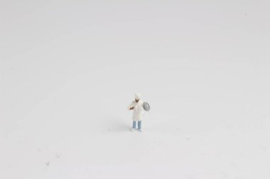 küçücük bir tencere, stand üzerinde beyaz