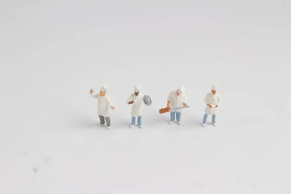 Крихітка плити стоїть на білому — стокове фото