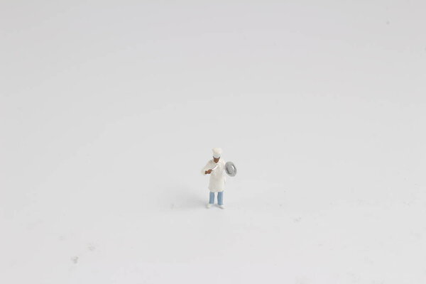 крошечная монета на белом
