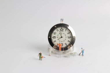  Çalışan min rakam stand üzerinde merdiven silmek için 