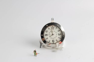  Çalışan min rakam stand üzerinde merdiven silmek için 