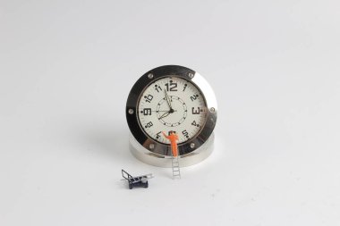  Çalışan min rakam stand üzerinde merdiven silmek için 