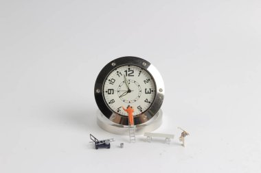  Çalışan min rakam stand üzerinde merdiven silmek için 