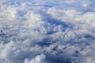 Şafakta bir uçak renkli bulutlar görüntülemek