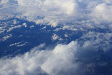 Şafakta bir uçak renkli bulutlar görüntülemek