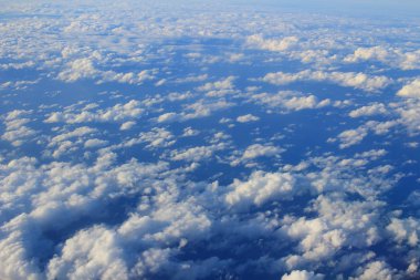  Bulutlar ve gökyüzü, bir uçak penceresinden incelendi