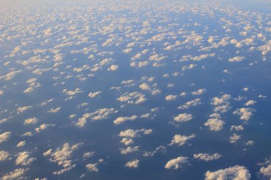  Bulutlar ve gökyüzü, bir uçak penceresinden incelendi