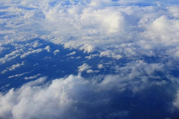 Vista nuvole colorate da un aereo all'alba — Foto Stock