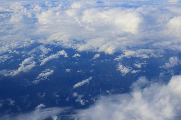 Просматривать цветные облака с самолета на рассвете — стоковое фото