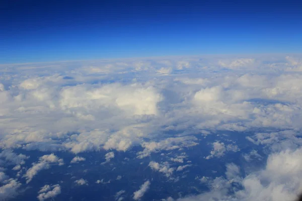 새벽에 비행기에서 색된 구름을 보기 — 스톡 사진