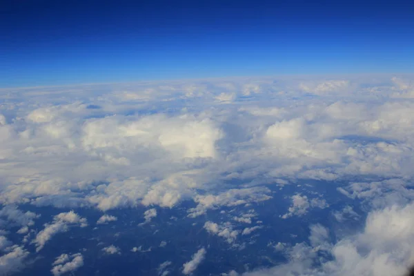 View colored clouds from an airplane at dawn — Stock Photo, Image