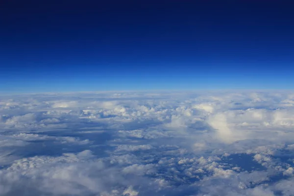 在黎明时查看彩色的云从一架飞机 — 图库照片