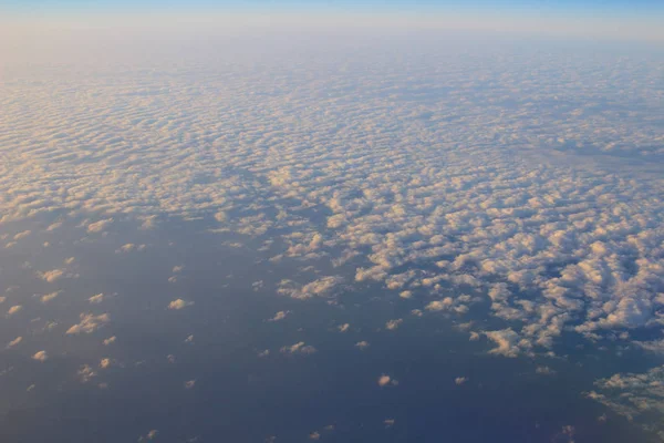 Wolken und Himmel, vom Flugzeugfenster aus gesehen — Stockfoto