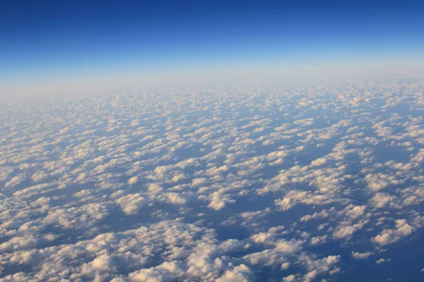 Bulutlar ve gökyüzü, bir uçak penceresinden incelendi — Stok fotoğraf