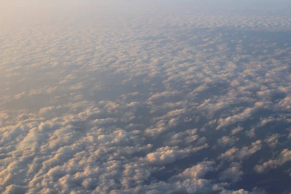 Chmury i niebo, oglądane z okna samolotu — Zdjęcie stockowe