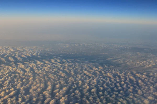 飛行機の窓から見た雲と空 — ストック写真