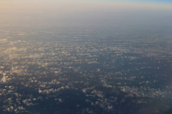 飛行機の窓から見た雲と空 — ストック写真