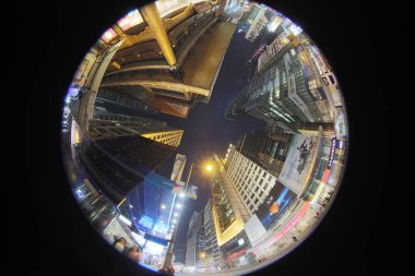 Yol merkezi gece görünümü Kraliçe yol Kraliçe